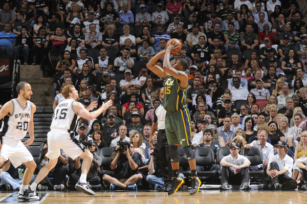 澳大利亚男篮翻盘雄鹿，费沃斯送出助攻