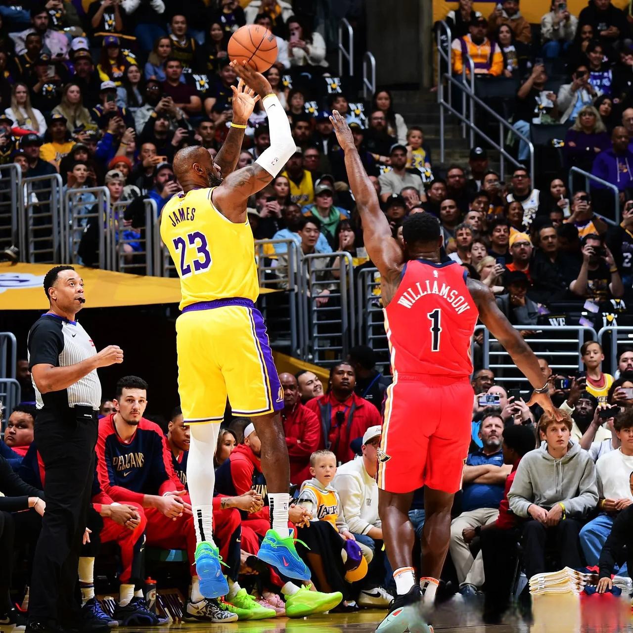 掘金翻盘尼克斯,詹姆斯高光表现 掘金翻盘尼克斯,詹姆斯高光表现