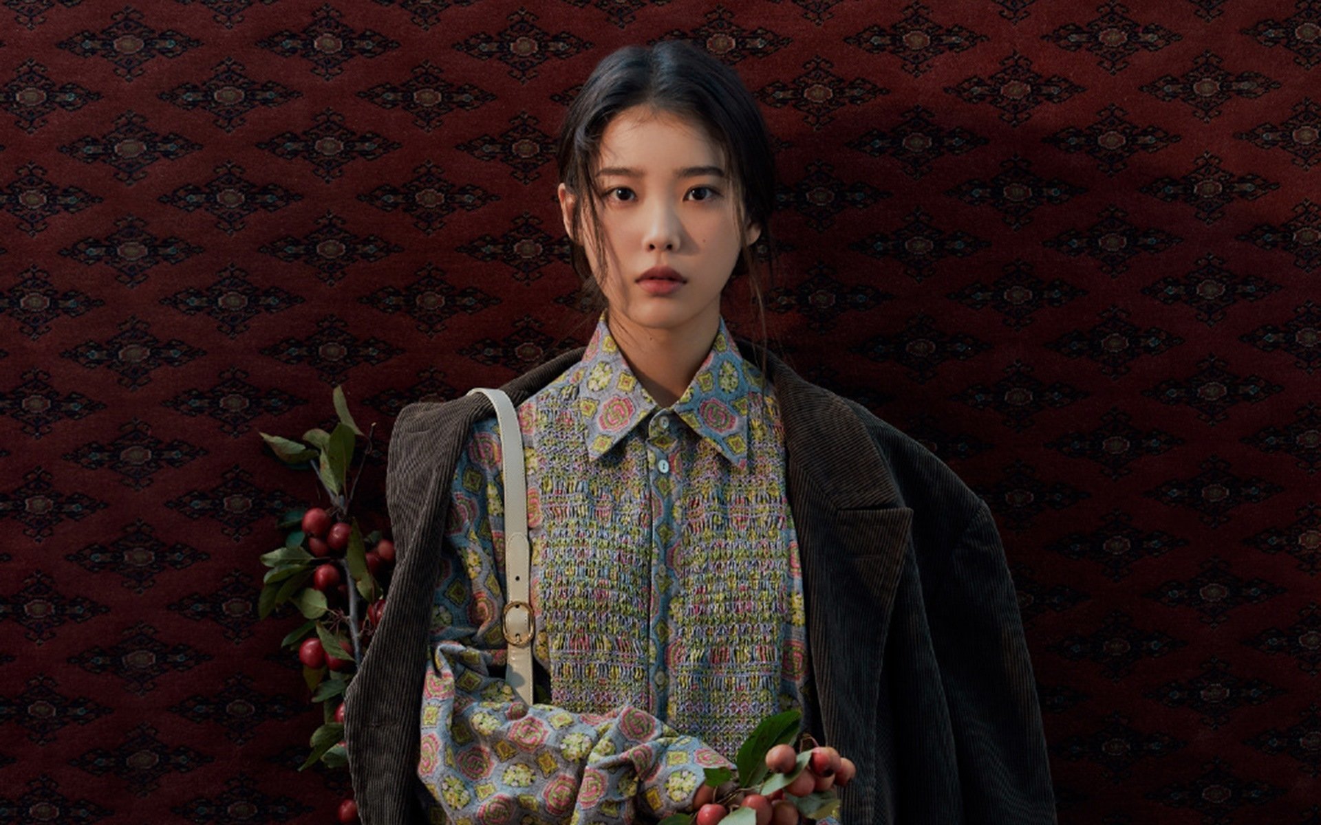 三色闪电劈开橙衣风暴